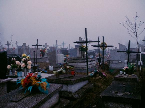 10 neparastākie apbedīšanas rituāli pasaulē: No ūdens bērēm līdz koku zārkiem