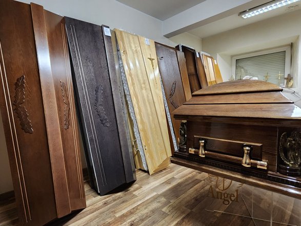 Koka zārki dažados modeļos un krāsās