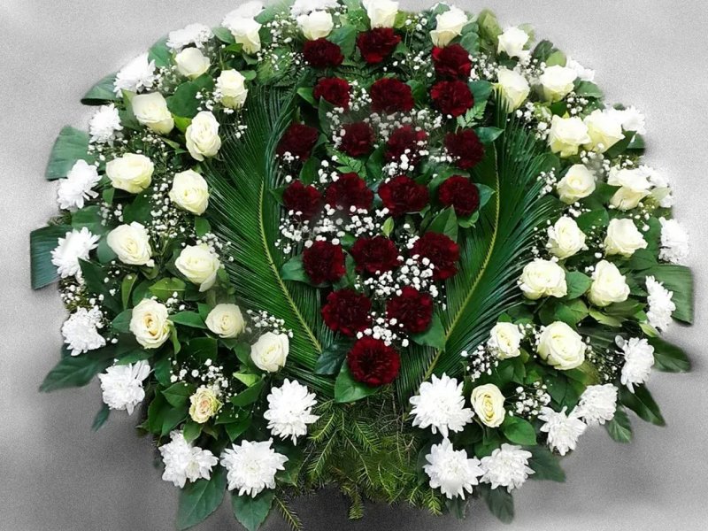 Dažāda izmēra bēru vainagi, pušķi un štrausi Angel Debesīs filiālē